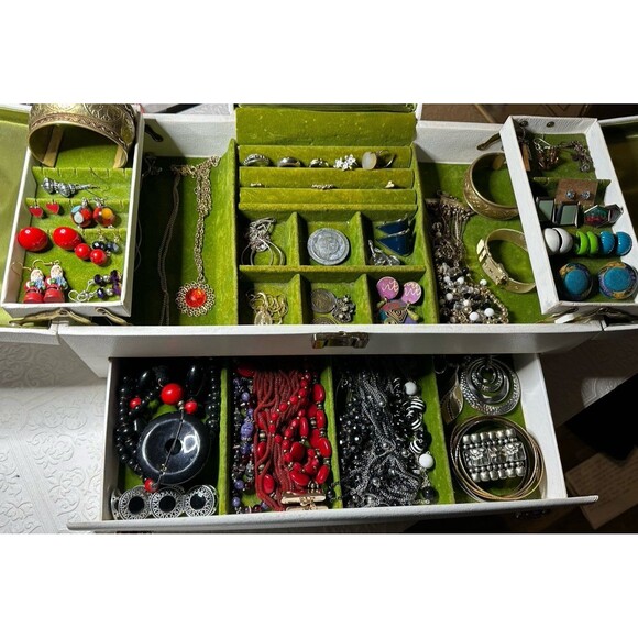 Estate Find - BUXTON Large Vanity Top Jewelry Box - Holds a Ton of Jewelry! EVC - Picture 6 of 12